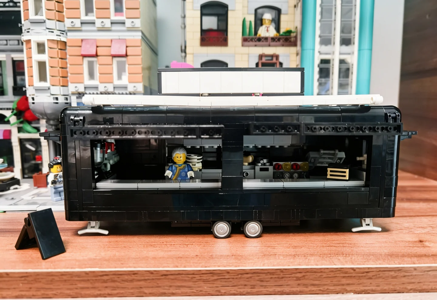 半杯柠檬搭建的大型汉堡车 MOC 正侧全景