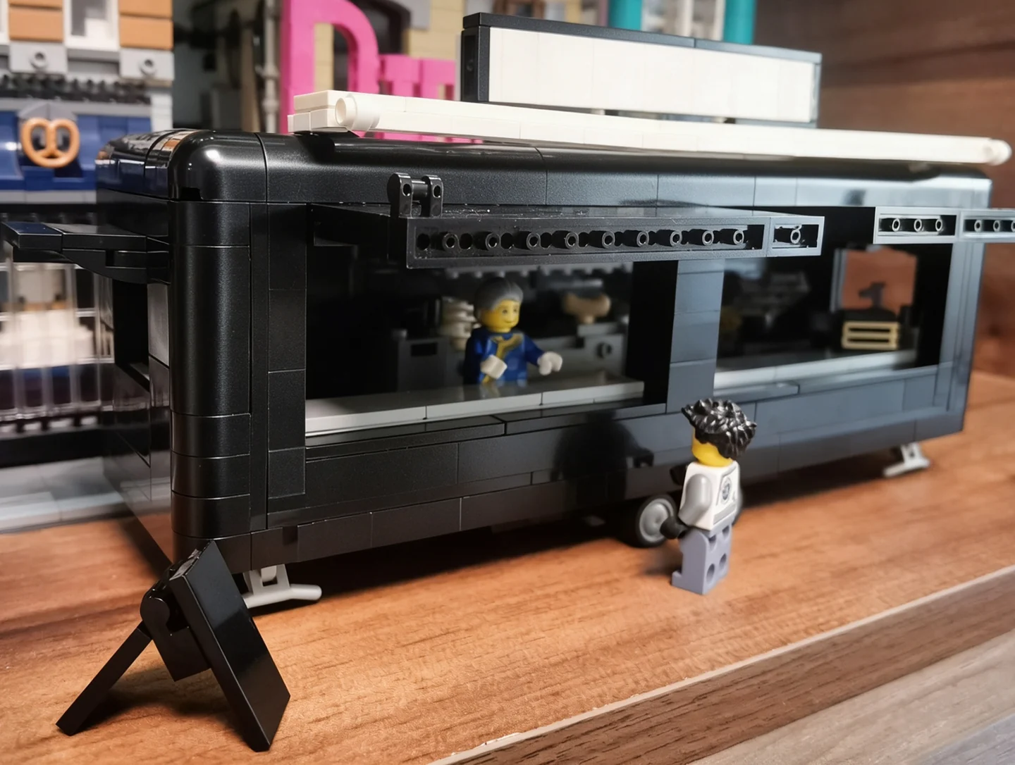 大型 MOC 售卖窗口与窗口内外的人物