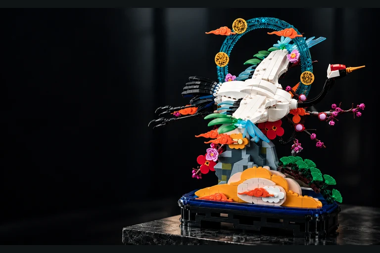 瑞鹤凌云白鹤展翼、青色圆环与花枝山石的场景主视觉，依据真实作品制作的AI合成