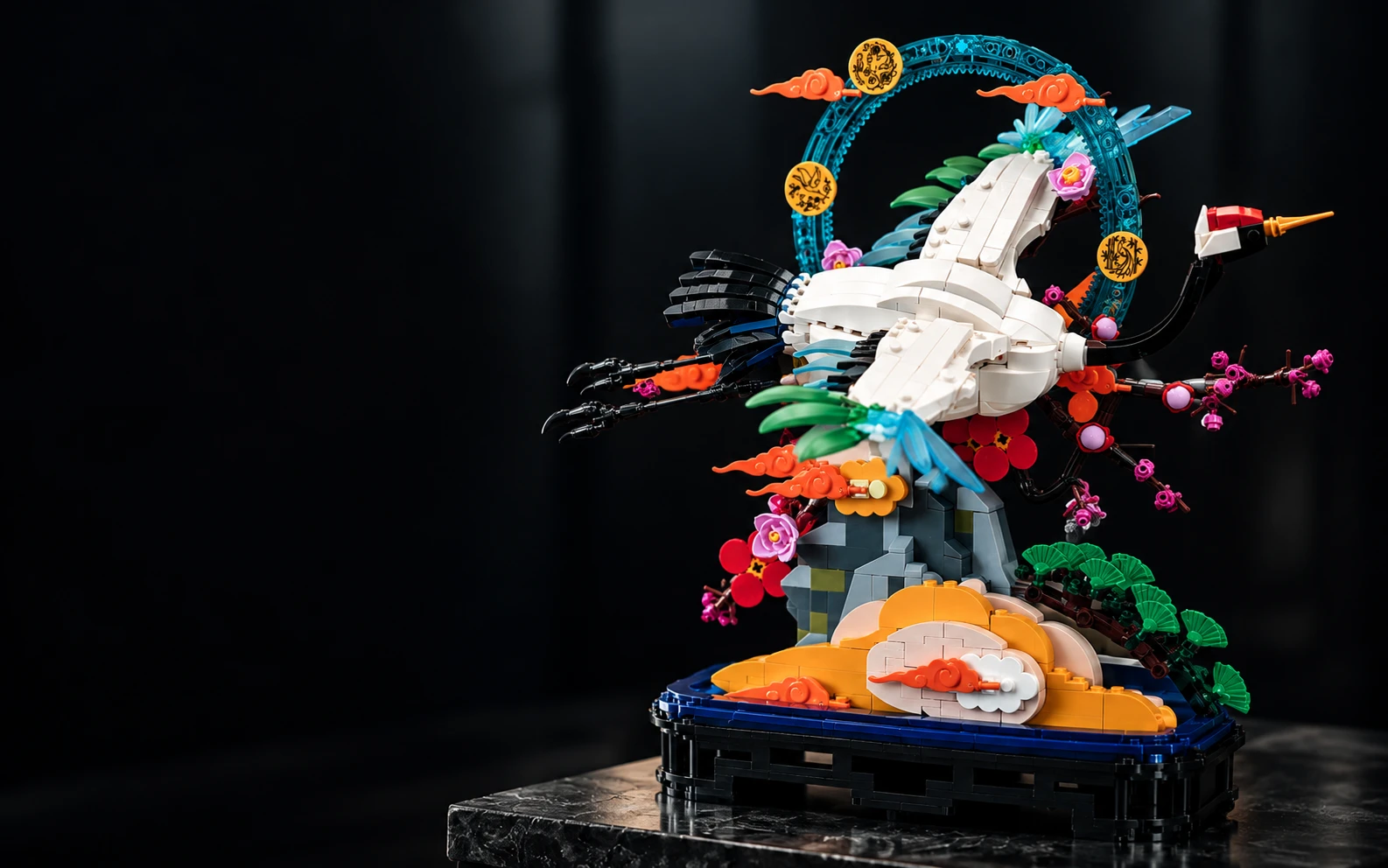 瑞鹤凌云积木作品的主视觉，白色展翼、青色圆环、花枝山石与黑色器座