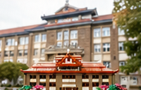 教学楼积木模型与校园建筑对比展示