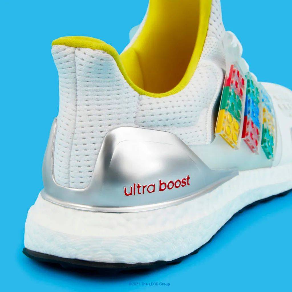 新款阿迪达斯乐高联名Ultraboost成人运动鞋亮相 -1