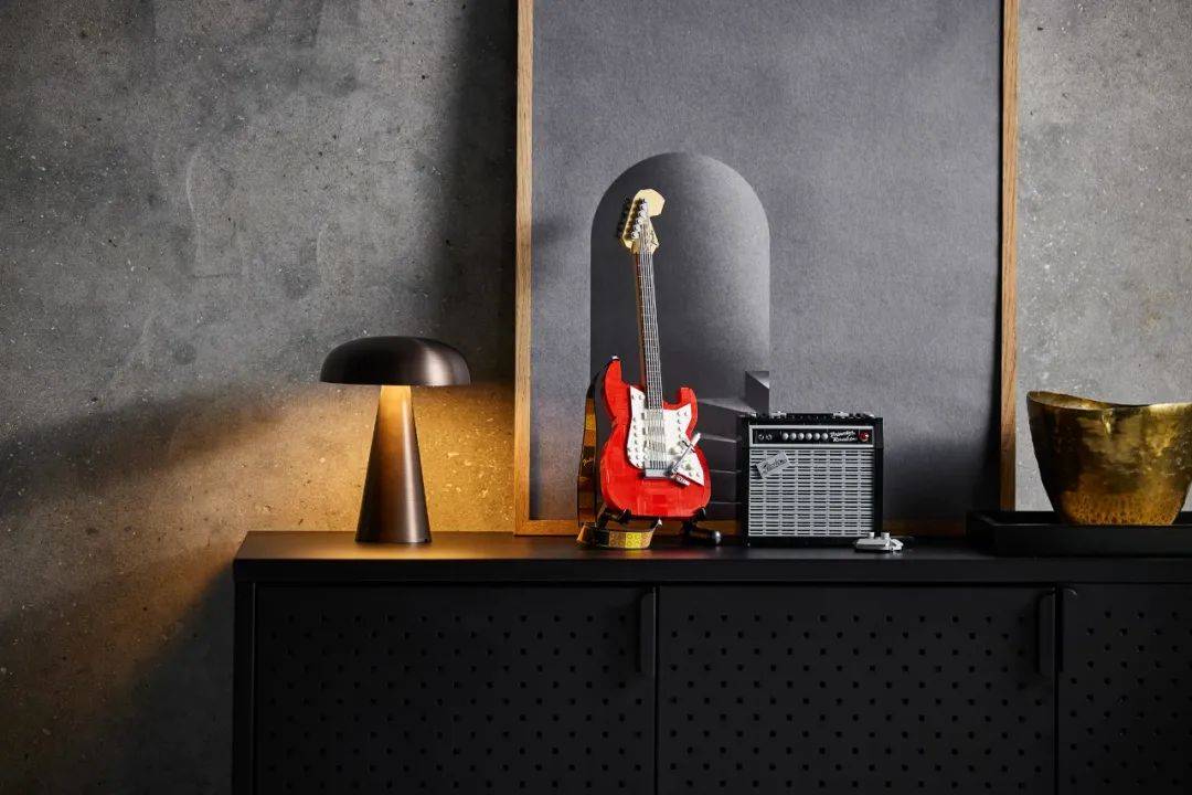 乐高正式发布21329 Fender Stratocaster吉他!有两种颜色! -1 乐高正式发布21329 Fender Stratocaster吉他!有两种颜色! -1