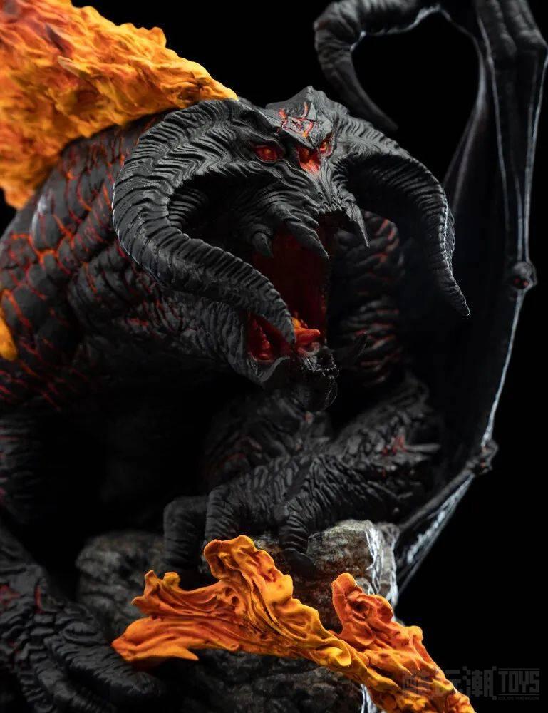 WETA《魔戒》经典系列“炎魔”（The Balrog）全身雕像盘据在巨岩上的威吓姿态 -1