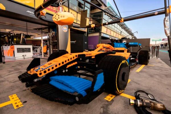 真人大小乐高机械组42141迈凯伦一级方程式赛车出现在澳大利亚大奖赛现场