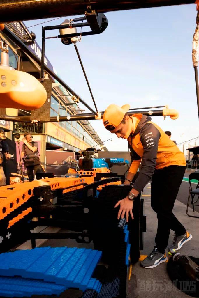 真人大小乐高机械组42141迈凯伦一级方程式赛车出现在澳大利亚大奖赛现场 -1