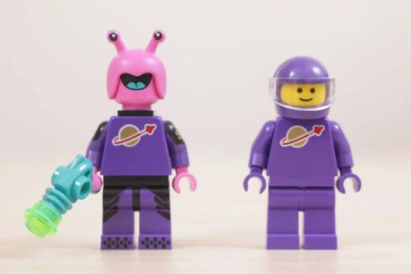 乐高经典太空宇航员人仔的“新颜色”—紫色