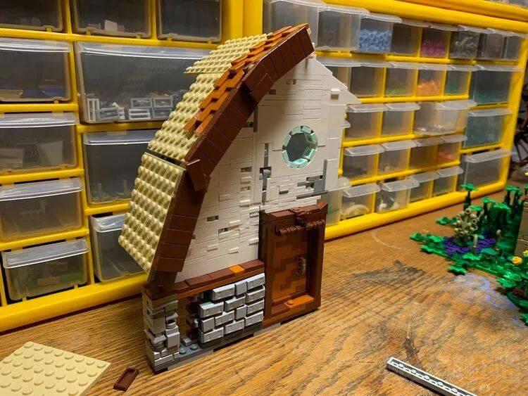 如何使用“非法搭建”技术来建造一座乐高小屋 -1