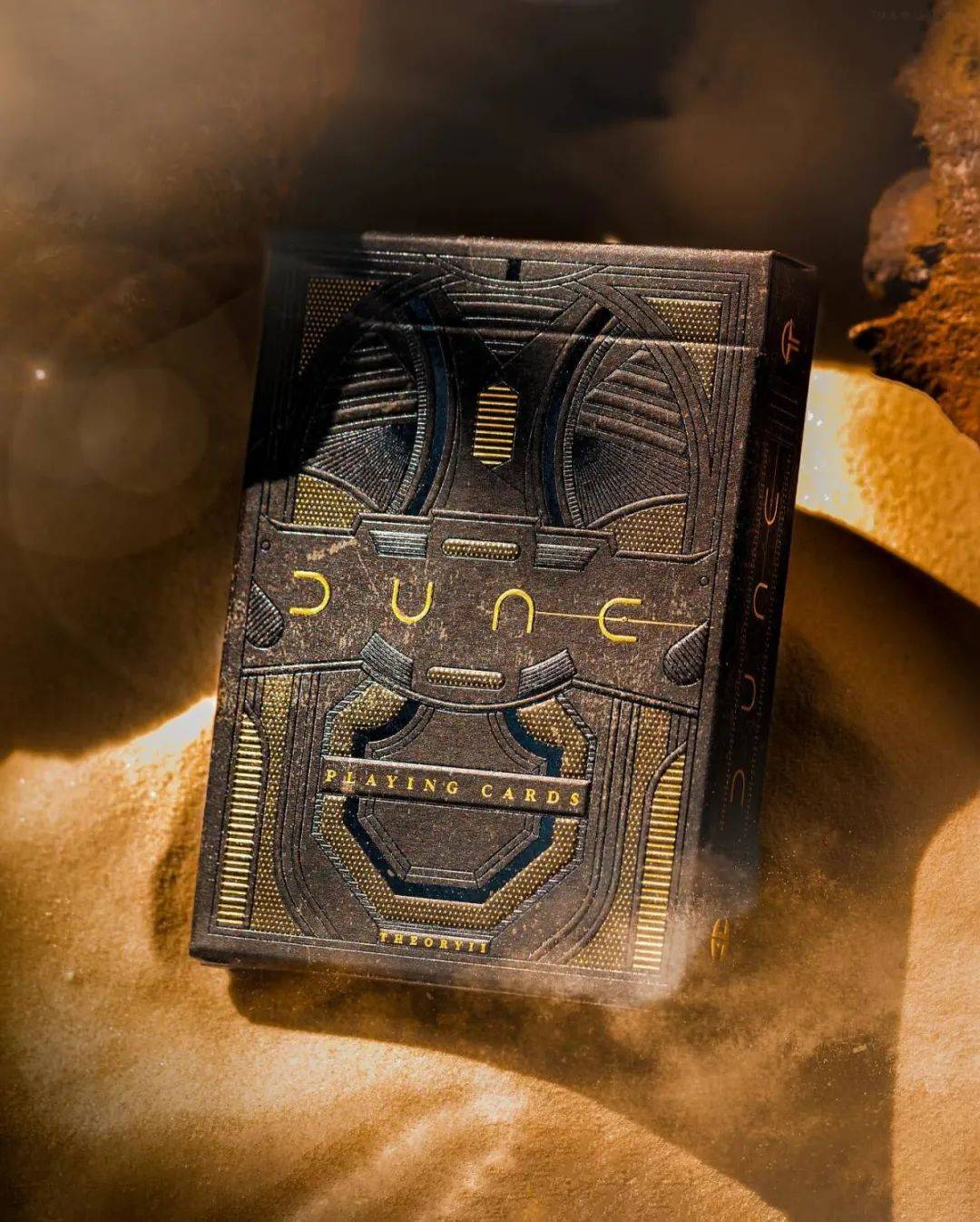 theory11「沙丘收藏级扑克牌」（Dune Playing Cards）精美的蒸馏服主题包装和＆沙虫鬼牌！