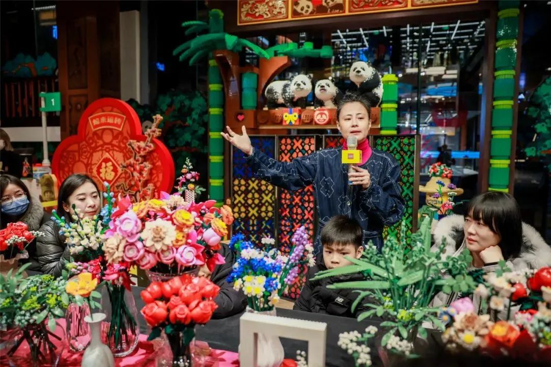 成都太古里惊现乐高花植快闪，创意拼搭传递永恒爱意！