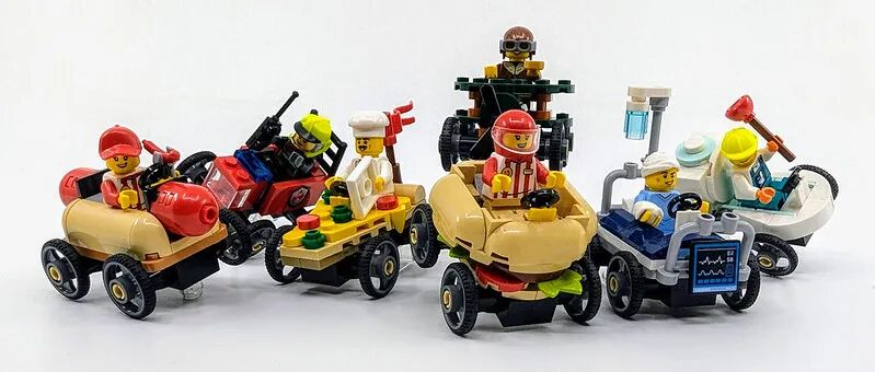 乐高城市的疯狂创意：当披萨、病床和马桶都开上赛道！