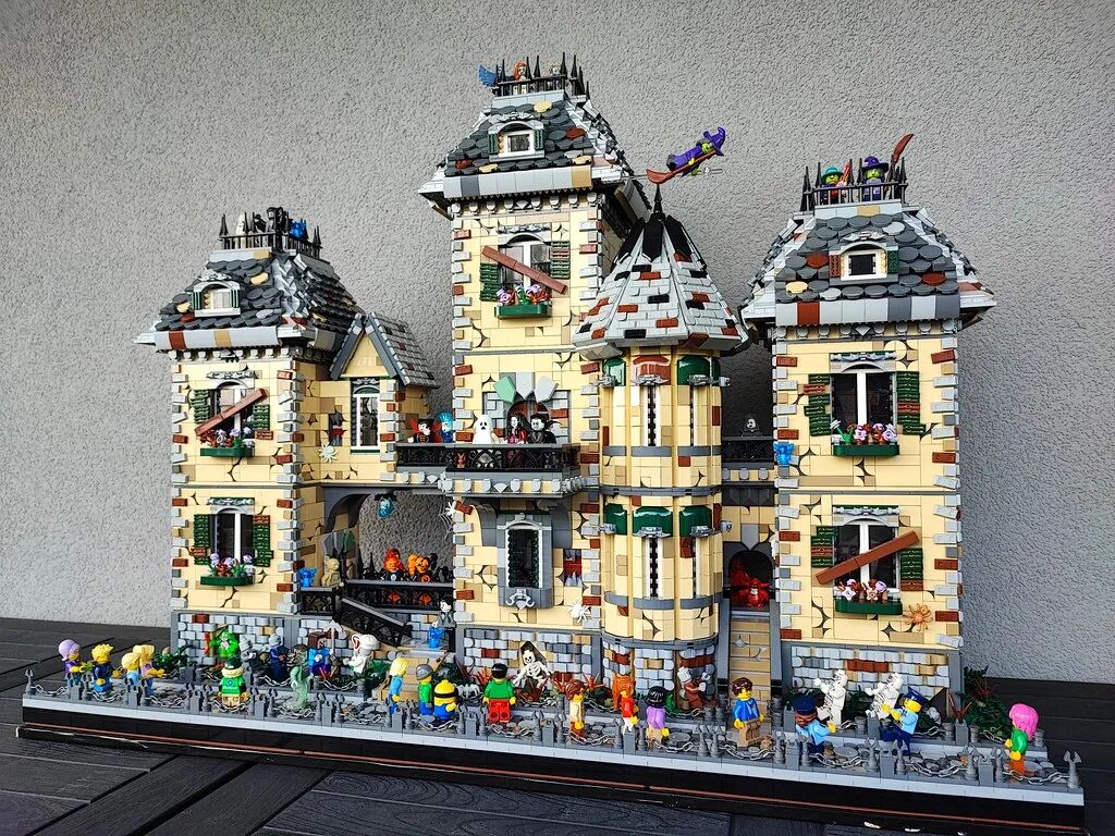 六年打磨，这座由超25000块积木组成的“鬼屋”简直惊魂绝美！