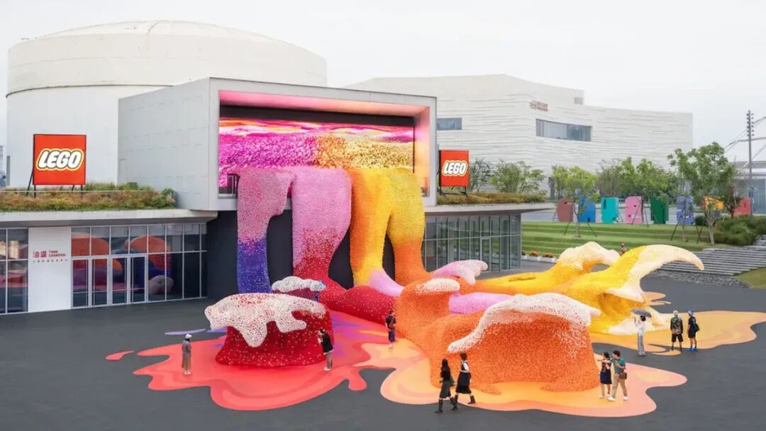 乐高在上海油罐艺术中心举办“乐高开花展”，38万朵积木花组成30米花浪 配图 1